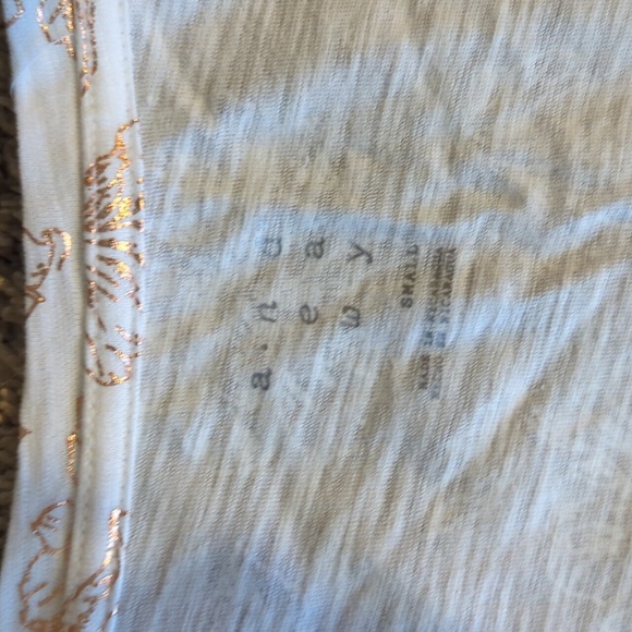 A new way white v-neck Tshirt with gold flower pattern, size small - Picture 2 of 5